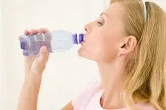 福彩3d字谜图迷总汇九
爱好者要喝更多水 每日饮水方法