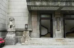 她把福彩3d字谜图迷总汇九
馆搬进80年历史的国立美术馆，还未开业就吸引了无数人