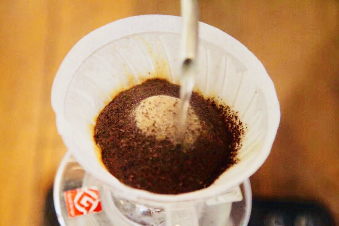 花蝴蝶,花魁手冲咖啡技巧,手冲注水要用大水流呢,还是