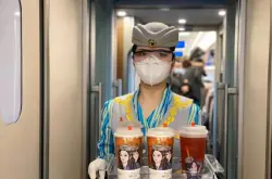 广州动车组高铁奶茶上线！￥26/杯“那个女孩”高铁奶茶遭网友疯狂吐槽