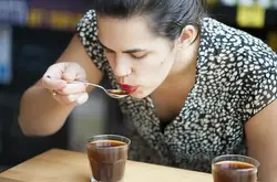 喝咖啡啜吸标准动作学习方法 咖啡杯测时用啜吸有什么作用