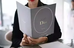 中国首家Dior咖啡店开业！请大师用英文拜财神？！