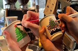别催，你的咖啡师正忙着手绘圣诞杯呢！
