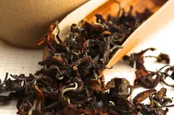 制作蜜香红茶的原料是什么品种的茶树？蜜香红茶是小叶种吗？云南古树红茶杏蜜香与蜜香红茶的对比