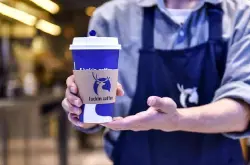 瑞幸咖啡门店数量反超星巴克中国，瑞幸2021Q4收入暴涨87%，距离盈利仅一步之遥