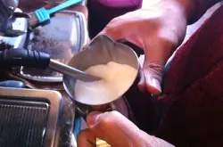 制作拿铁av毛片打奶泡的技巧 av毛片机蒸汽怎么打奶泡加热牛奶