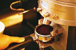 做一杯好的意式咖啡要掌握的整平、填压咖啡粉的技巧
