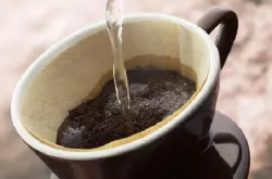 手冲咖啡的注意要点细节介绍：滤纸滴漏式手冲法的水温选择