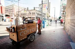 城里有个双车合体的流动咖啡摊 提供的品种丰富各种口味的咖啡