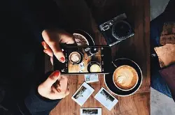 一杯咖啡在手机镜头中的多种姿态 时尚与高超拍摄技术的结合魅力