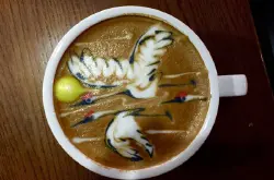 咖啡杯中的风景画 咖啡师要用雕花针修饰 追求图案所表达的意境