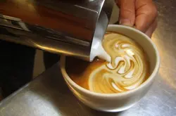 拉花和打奶泡技巧 意式咖啡拉花手腕摆动技巧 如何打出稠密的奶泡