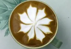 一杯品质良好的咖啡，趁热饮用则是咖啡的礼节