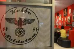 印尼纳粹主题咖啡厅重新开张