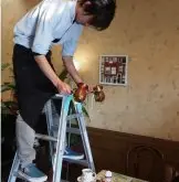 日本一咖啡店员工站梯子上倒“功夫咖啡”