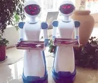 咖啡馆的机器人员工 端来咖啡一滴不洒