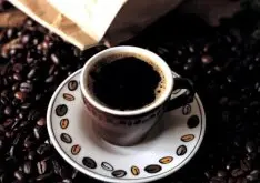 咖啡杯颜色影响味道？科学家：白杯子让咖啡更苦