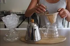 法兰绒手冲冰咖啡制作 一款咖啡馆夏日必备的咖啡