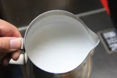 认识奶泡提升咖啡拉花技术 拉花的技巧
