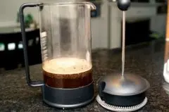 是谁发明了法压壶？ 出现了第一台由玻璃制作的咖啡机