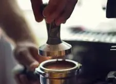 意式咖啡机是利用高温高压快速萃取咖啡粉原液的机器