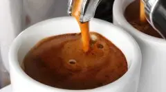 吃西式快餐时喝咖啡 会加倍损害健康？