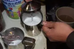如何打出适合在家庭里拉花的手打奶泡 打奶泡技术