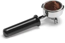 磨豆机磨出来的粉布粉和压粉用粉锤将粉碗里的咖啡粉压平