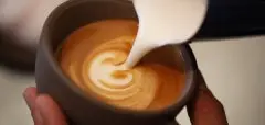 如何打出适合在家庭里拉花的手打奶泡 意式咖啡 自己拉花在家也能