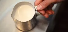 如何制作出细腻的奶沫打发牛奶小技巧意式拼配咖啡豆 咖啡馆的咖