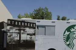 美国大学爱星巴克，买了它的餐车还自己培训咖啡师