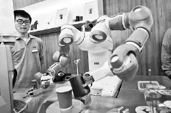 全球首家机器人咖啡厅仅透过机器手臂来调制咖啡