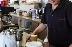 一家中国人在澳洲开咖啡店，不仅收获了财富更收获了感动
