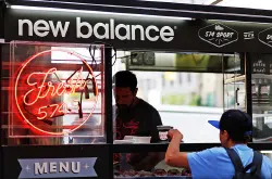 New Balance在纽约专为574S开了一家街边“咖啡小车店”