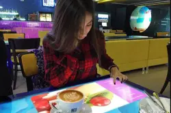 深圳龙华有一家新零售概念的智能机器人咖啡厅