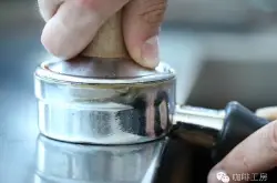 意式咖啡压粉器填压的正确方法 咖啡布粉手法