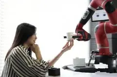 能听懂普通话、广东话和英语，AI咖啡厅的机器人冲咖啡你想试吗？
