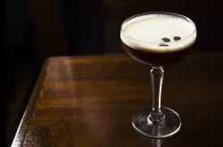 亦啡亦酒的经典咖啡鸡尾酒：浓缩咖啡马丁尼Espresso Martini