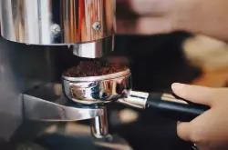 一名合格的咖啡师上班做的第一件事——调整意式磨豆机
