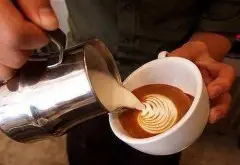 咖啡拉花好看靠奶泡 一分钟了解牛奶的化学效应