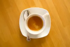 意式浓缩咖啡为什么要给一杯水 用什么杯子喝正确喝法