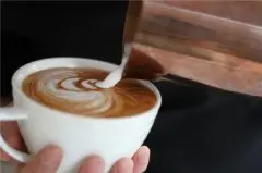 咖啡拉花基本技巧教学 如何打奶泡 拉花咖啡为什么要打奶泡