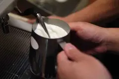 咖啡机如何打奶泡 打奶泡用什么牛奶 “干燥”的蒸气最重要