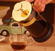 法式滤压壶北欧简约设计美学，磨豆均匀能更好做出一杯好喝的咖啡