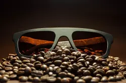 咖啡渣制成淡淡咖啡味的眼镜，既时尚又环保！