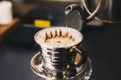 咖啡手冲法带来的选择困难症：滴滤式与浸泡式，该选哪一种？