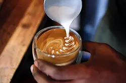 牛奶在咖啡作图的秘密—拉花初学者最容易忽略的知识点