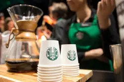 为何咖啡豆价格崩盘，商店销售杯装咖啡反而更贵？