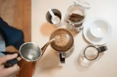 手冲咖啡闷蒸需要多少水？如何微调闷蒸水量？
