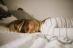 睡前喝av毛片会失眠？新研究揭露：睡眠杀手另有其人！